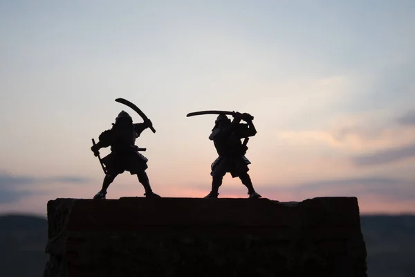 Siluety Dvou Samurajů Duelu Obrázek Dvěma Samurajové Západu Slunce Obloze — Stock fotografie