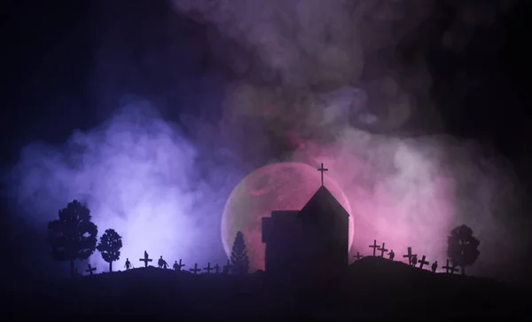 Vista Spaventosa Zombie Cimitero Albero Morto Luna Chiesa Cielo Nuvoloso — Foto Stock