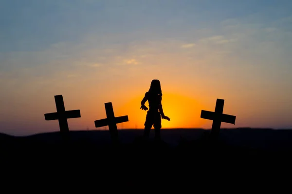 剪影一些僵尸在墓地走在日落 选择性聚焦 — 图库照片