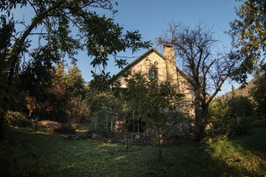 Güzel manzara köy evi sonbahar, Azerbaycan kırsal sırasında orman ağaçları ile