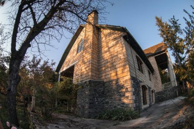 Güzel manzara köy evi sonbahar, Azerbaycan kırsal sırasında orman ağaçları ile