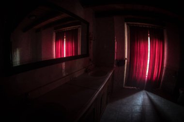 Zemin bir tuğla şömine duvar boş bir ortamda. Büyük pencereler ve şömine karanlık oda