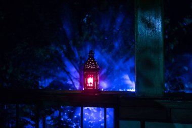 Retro tarzı fener gece. Güzel renkli bahçe balkon lamba yanar. Seçici odak