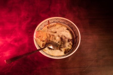 Japon gıda içinde plakalı görünümünü kapatın. Japonya ahşap masasına geleneksel yemek.