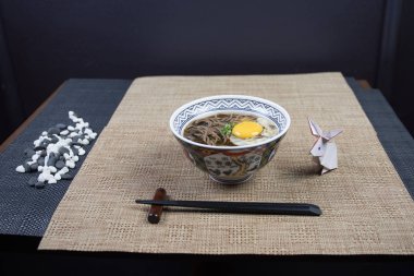 Japon gıda içinde plakalı görünümünü kapatın. Japonya ahşap masasına geleneksel yemek.