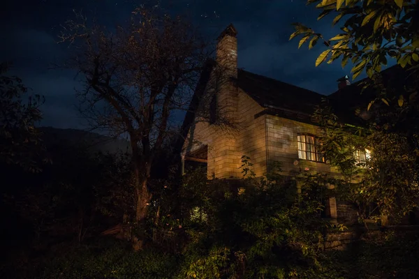 Binanın Orman Geceleri Veya Vintage Kır Evi Ile Bulutlar Yıldız — Stok fotoğraf