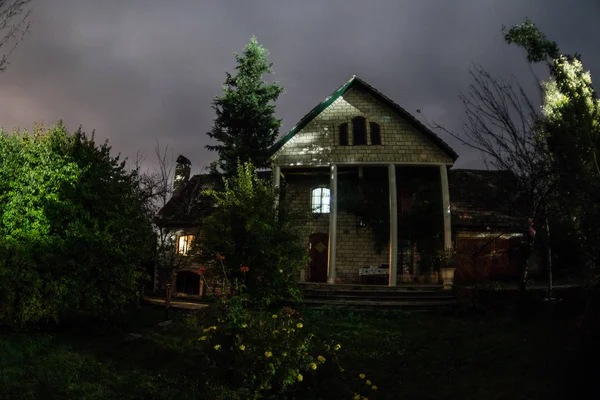 Montanha Noite Paisagem Construção Floresta Noite Com Lua Vintage Casa — Fotografia de Stock