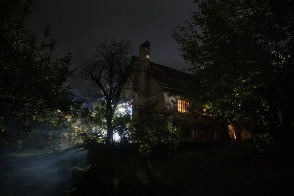 Montagna Paesaggio Notturno Costruzione Foresta Notte Con Luna Vintage Casa — Foto Stock