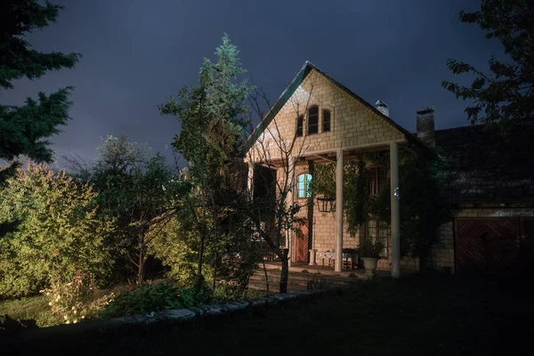 Paysage Nocturne Montagne Construction Forêt Nuit Avec Lune Maison Campagne — Photo