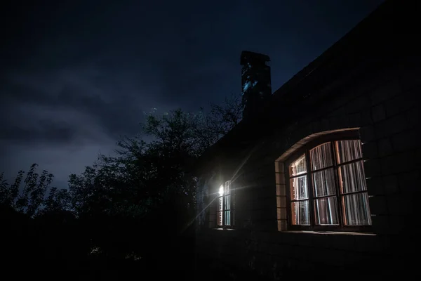 Paisaje Nocturno Montaña Edificio Bosque Por Noche Con Luna Casa — Foto de Stock