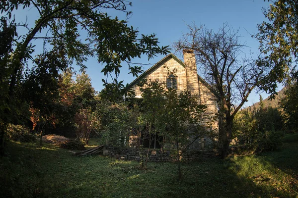 Güzel manzara köy evi sonbahar, Azerbaycan kırsal sırasında orman ağaçları ile
