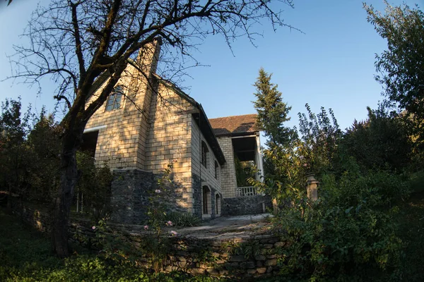 Hermosa Casa Pueblo Paisaje Con Árboles Bosque Durante Otoño Campo — Foto de Stock