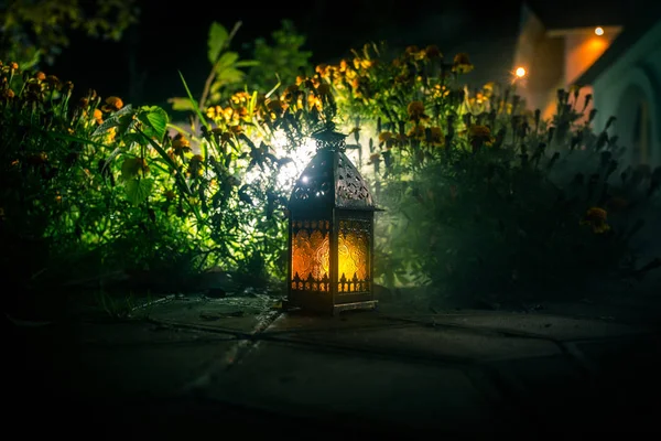 Latarnia Stylu Retro Nocy Piękne Kolorowe Podświetlane Lampa Balkonie Ogrodzie — Zdjęcie stockowe