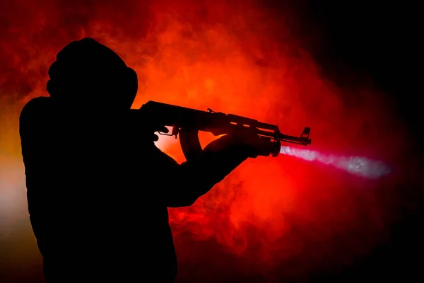 Silueta Hombre Con Rifle Asalto Listo Para Atacar Sobre Fondo — Foto de Stock