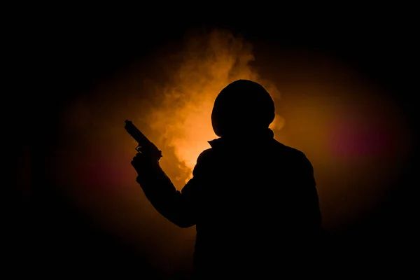 Silueta Hombre Con Pistola Lista Para Atacar Sobre Fondo Nebuloso — Foto de Stock