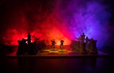 Süvari ve satranç tahtası üzerinde piyade ile ortaçağ savaş sahnesi. Satranç oyununu kavramı iş fikirleri ve rekabet ve strateji fikirler duman ve sis karanlık bir arka plan üzerinde satranç figürleri.