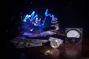 Enerji madencilik cryptocurrency için. Bitcoin ve koyu tonda sisli arka plan üzerinde para ile enerji sayaçları. Güç Counter metre gerilim ölçme Outlet güç tüketimi madenciliği teçhizat. Seçici odak