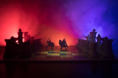 Süvari ve satranç tahtası üzerinde piyade ile ortaçağ savaş sahnesi. Satranç oyununu kavramı iş fikirleri ve rekabet ve strateji fikirler duman ve sis karanlık bir arka plan üzerinde satranç figürleri.