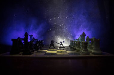 Süvari ve satranç tahtası üzerinde piyade ile ortaçağ savaş sahnesi. Satranç oyununu kavramı iş fikirleri ve rekabet ve strateji fikirler duman ve sis karanlık bir arka plan üzerinde satranç figürleri.