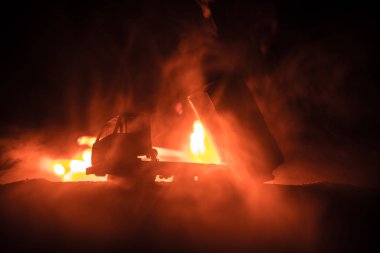 Roket fırlatma yangın bulutlu. Savaş sahnesi ile roket füzeleri savaş başlığı amaçlı kasvetli gökyüzüne ile gece. Roket araç savaş artalan üzerinde. Seçici odak