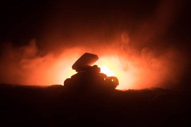 Roket fırlatma yangın bulutlu. Savaş sahnesi ile roket füzeleri savaş başlığı amaçlı kasvetli gökyüzüne ile gece. Roket araç savaş artalan üzerinde. Seçici odak