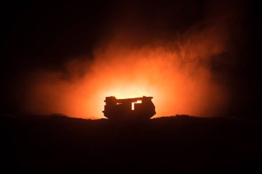 Roket fırlatma yangın bulutlu. Savaş sahnesi ile roket füzeleri savaş başlığı amaçlı kasvetli gökyüzüne ile gece. Roket araç savaş artalan üzerinde. Seçici odak