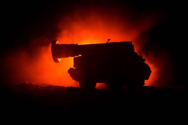 Savaş kavramı. Zırhlı Tank siluet aşağıda sisli yangın gökyüzü gece. Saldırı sahne. Oyuncak dekorasyon. Seçici odak