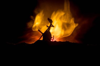 Uçak kazasında. Düşen helikopter yakma. Yok edilen helikopter. Kara ateş arka plan, oyuncak ile dekore edilmiştir. Seçici odak