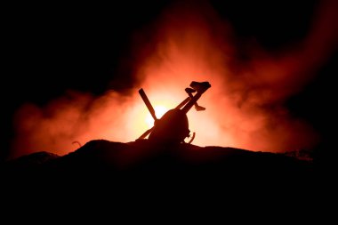 Uçak kazasında. Düşen helikopter yakma. Yok edilen helikopter. Kara ateş arka plan, oyuncak ile dekore edilmiştir. Seçici odak