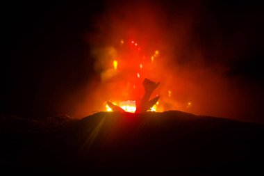 Uçak kazası. Düşen uçak yanıyor. Uçak yere çakıldı. Koyu renk arka planda oyuncaklarla süslenmiş. Uçak kazası konsepti. Seçici odak