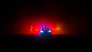 Polis arabası sisli bir arabayı gece takip ediyor. 911 acil durum arabası suç mahalline doğru hızla gidiyor. Seçici odak