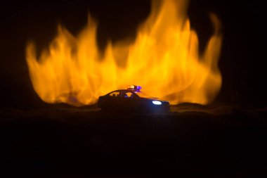 Polis arabası sisli bir arabayı gece takip ediyor. 911 acil durum arabası suç mahalline doğru hızla gidiyor. Seçici odak