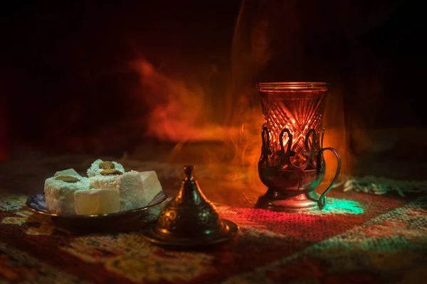 Arabian Glas Med Östra Snacks Matta Mörk Bakgrund Med Ljus — Stockfoto