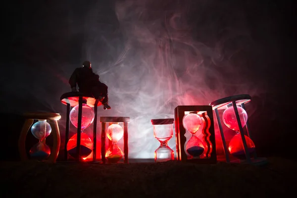 Pojęcie Czasu Sylwetka Mężczyzny Klepsydry Dymu Światła Ciemnym Tle Surrealistyczne — Zdjęcie stockowe