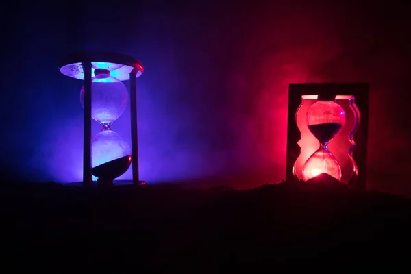 Concept Temps Silhouettes Sabliers Sur Fond Brumeux Foncé Avec Éclairage — Photo