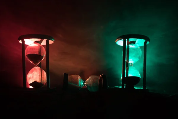 Zaman Kavramı Hourglasses Siluetleri Karanlık Arka Aydınlatma Ile Sisli Arka — Stok fotoğraf