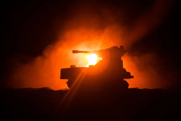 Kriegskonzept Panzer Silhouette Unter Nebligem Feuerhimmel Der Nacht Angriffsszene Spielzeugdekoration — Stockfoto