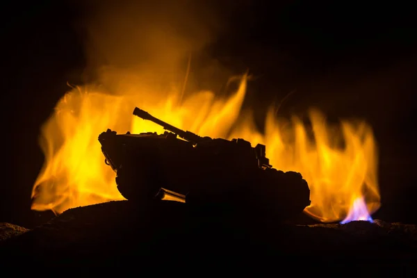 Savaş Kavramı Zırhlı Tank Siluet Aşağıda Sisli Yangın Gökyüzü Gece — Stok fotoğraf