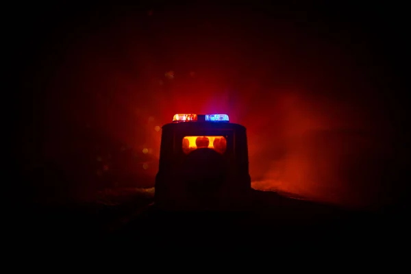 Carro Polícia Perseguindo Carro Noite Com Fundo Nevoeiro 911 Resposta — Fotografia de Stock