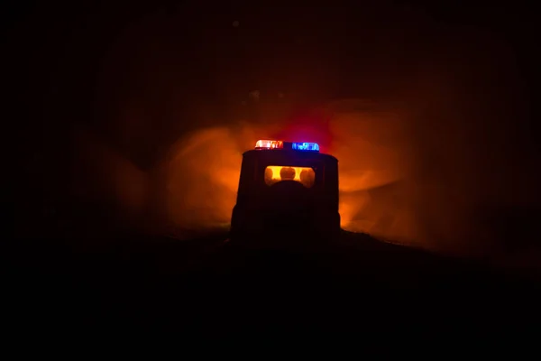 안개가 경찰차 911 경찰차가 현장으로 질주하고 있습니다 선택적 — 스톡 사진