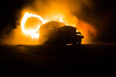 Koyu tonda sisli gökyüzü arka plan üzerinde roader jeep siluet. Araba ile gece ışık. Seçici odak