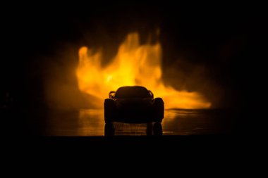 Arabada gölgeler ile düşük ışık veya spor araba koyu arka plan silüeti parlayan ışıklar. Seçici odak