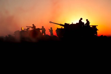 Savaş kavramı. Askeri mücadele sahne siluetleri. Dünya Savaşı Alman tank ve asker siluetleri gün batımında. Saldırı sahne. Zırhlı araçlar. Savaş tankları