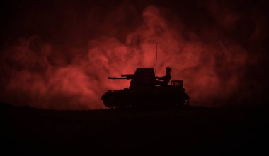 Savaş Konsepti. Savaş sisli gökyüzü arka planında askeri siluetler gece vakti Bulutlu Gökyüzünün altında Alman Tankları siluetleri. Saldırı sahnesi. Zırhlı araçlar. Tanklar savaşıyor