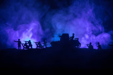 Savaş Konsepti. Savaş sisli gökyüzü arka planında askeri siluetler gece vakti Bulutlu Gökyüzünün altında Alman Tankları siluetleri. Saldırı sahnesi. Zırhlı araçlar. Tanklar savaşıyor