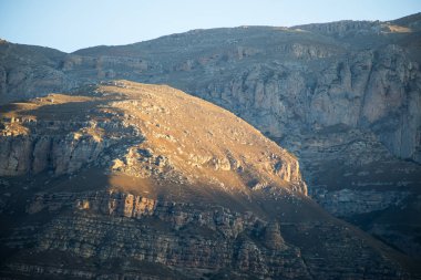 Dağlar ve çayır görkemli manzara. Dağ yolundan Bisiklete binme. Puslu dağ yolu yüksek dağlarda... Dağ yolu ile bulutlu gökyüzü. Azerbaycan doğa