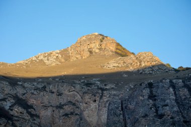 Dağlar ve çayır görkemli manzara. Dağ yolundan Bisiklete binme. Puslu dağ yolu yüksek dağlarda... Dağ yolu ile bulutlu gökyüzü. Azerbaycan doğa