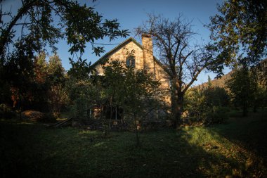 Güzel manzara köy evi sonbahar, Azerbaycan kırsal sırasında orman ağaçları ile