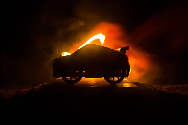 汽车在阴影中与发光灯在昏暗的灯光下 或剪影的跑车深色背景 选择性焦点 — 图库照片