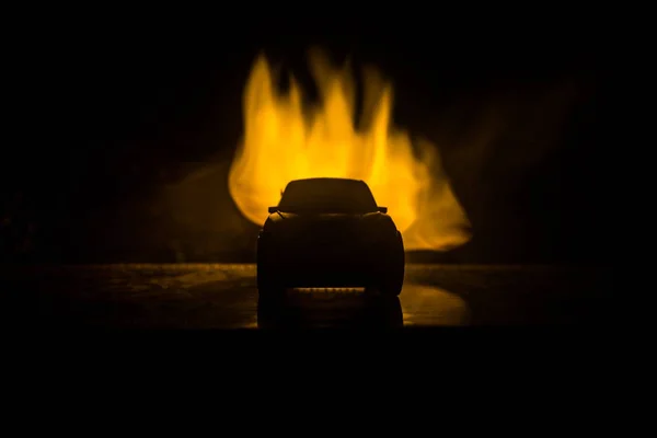 Carro Nas Sombras Com Luzes Brilhantes Pouca Luz Silhueta Carro — Fotografia de Stock